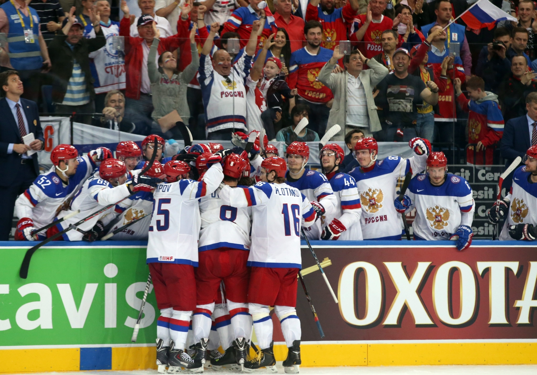 Champions du monde, les joueurs russes et leurs supporters laissent éclater leur joie.