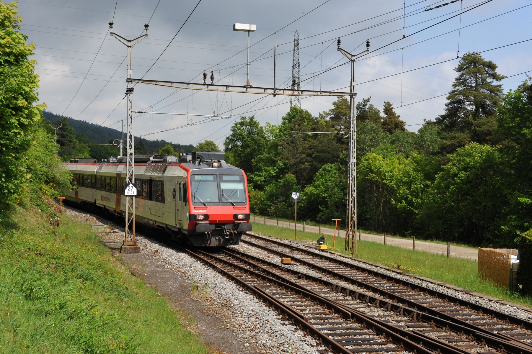 Train de passage au rebroussement de Chambrelien.