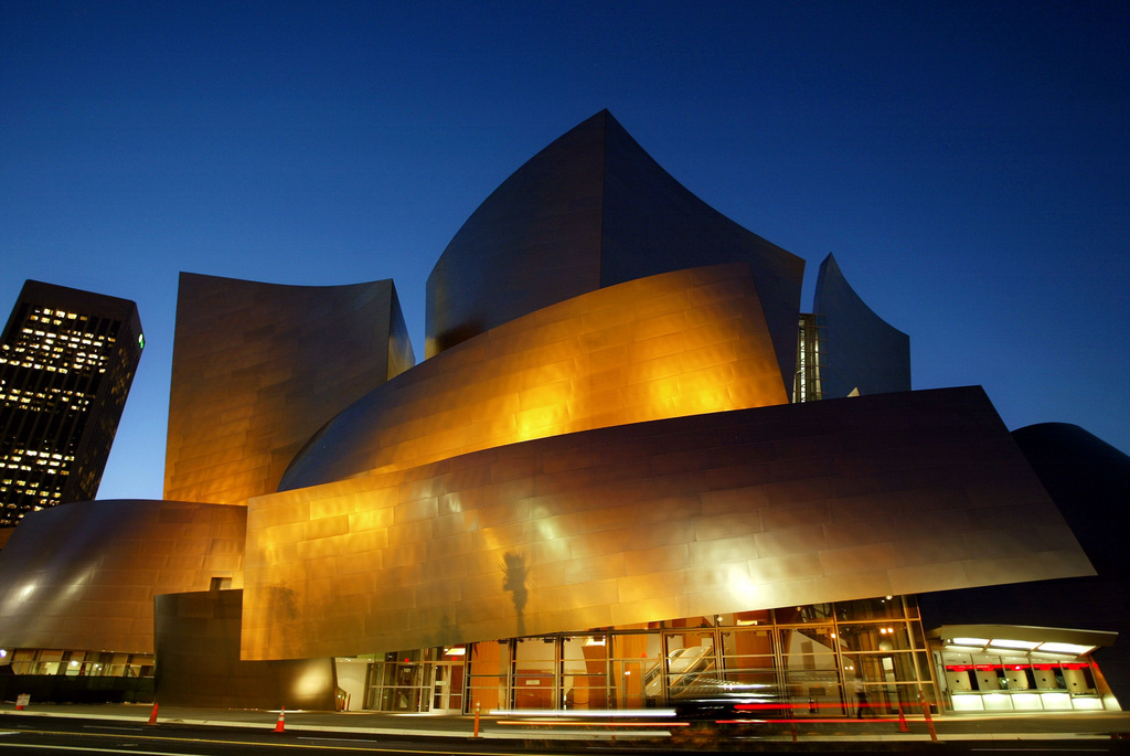 La Walt Disney Concert Hall de Los Angeles est représentative du travail de Gehry, avec des lignes très particulières.