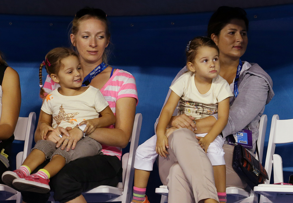 Myla and Charlene, les deux jumelles du couple Federer, vont bientôt avoir de la compagnie. Le Bâlois n'a pas hésité à quitter Madrid pour rejoindre sa femme.