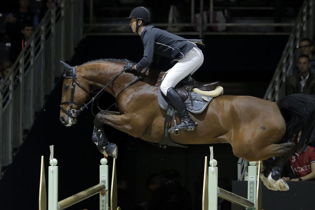 Steve Guerdat oet son cheval Nino des Buissonets lors de la coupe du monde de saut indoor à Lyon, le 19 avril dernier.