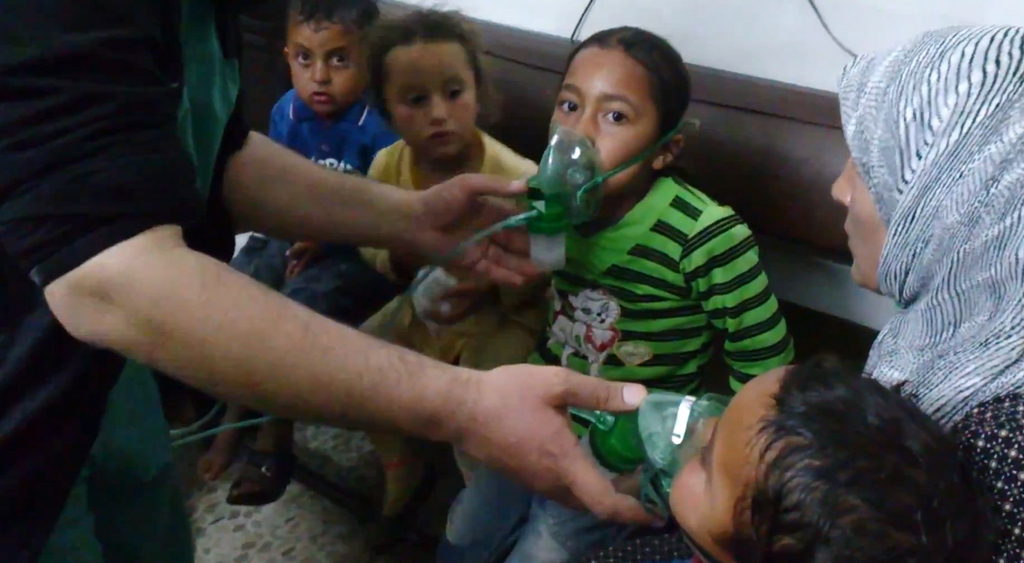 les enfants sont considérés à recevoir de l'oxygène à Kfar Zeita, un village tenu par les rebelles dans la province de Hama à environ 200 kilomètres (125 miles) au nord de Damas