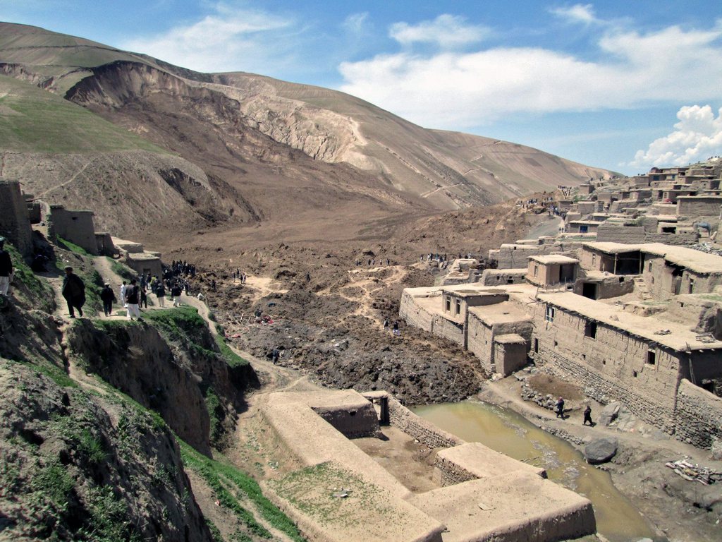 epa04189799 A general view of the landslide-hit Argu village, Badakhshan province, Afghanistan, 03 May 2014. At least 260 people have been found dead and 300 families are still missing and feared dead in the mudslide in the north-eastern Afghanistan village of Ab-e-Barik in Argu district. About 2,000 people have fled the area of the fatal mudslide, police said. The disaster occurred on 02 May after heavy rainfall in the mountainous province of Badakhshan, burying an entire village.  EPA/NASIR WAQIF