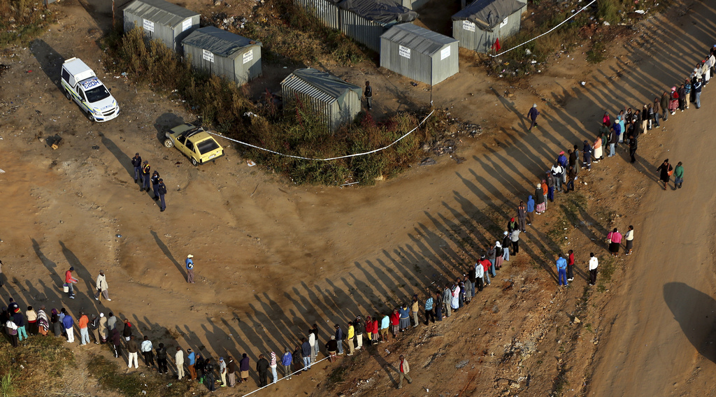 Les Sud-Africains n'hésitent pas à faire la queue durant des heures pour accéder au bureau de vote. 