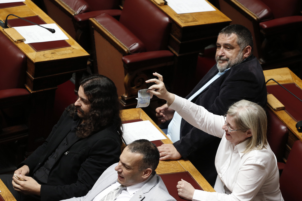 Eleni Zaroulia, député national grec du parti de l'Aube dorée, entouré par ses colistiers.