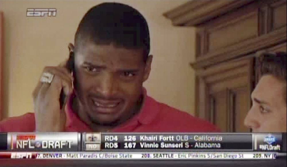 Michael Sam n'a pas pu retenir ses larmes lorsqu'il a reçu l'appel des dirigeants des St-Louis Rams.