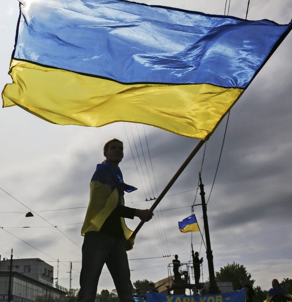 Les drapeaux ukrainiens flottent fièrement dans la ville de Svatove.