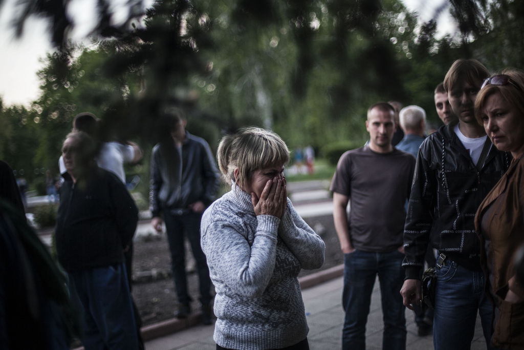 Foule attristée après la mort d'un militant pro-russe à Krasnoarmeïsk. Les forces gouvernementales ont ouvert le feu sur les quelques manifestants.