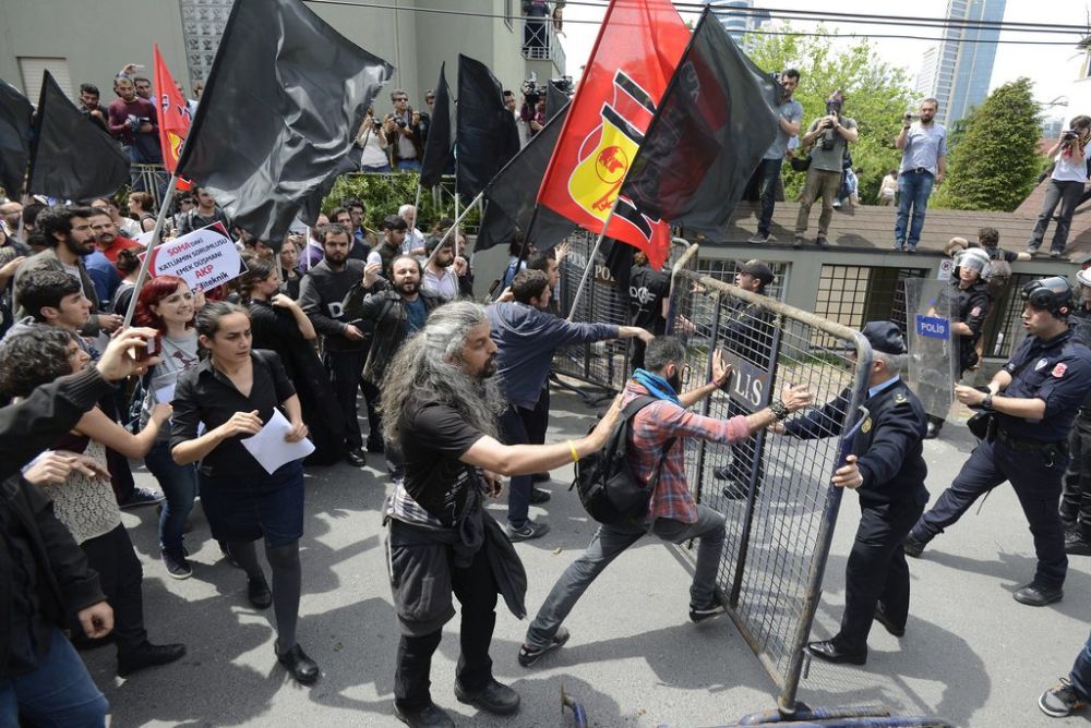 Les manifestants ont riposté à l'intervention de la police anti-émeutes par des jets de pierre.