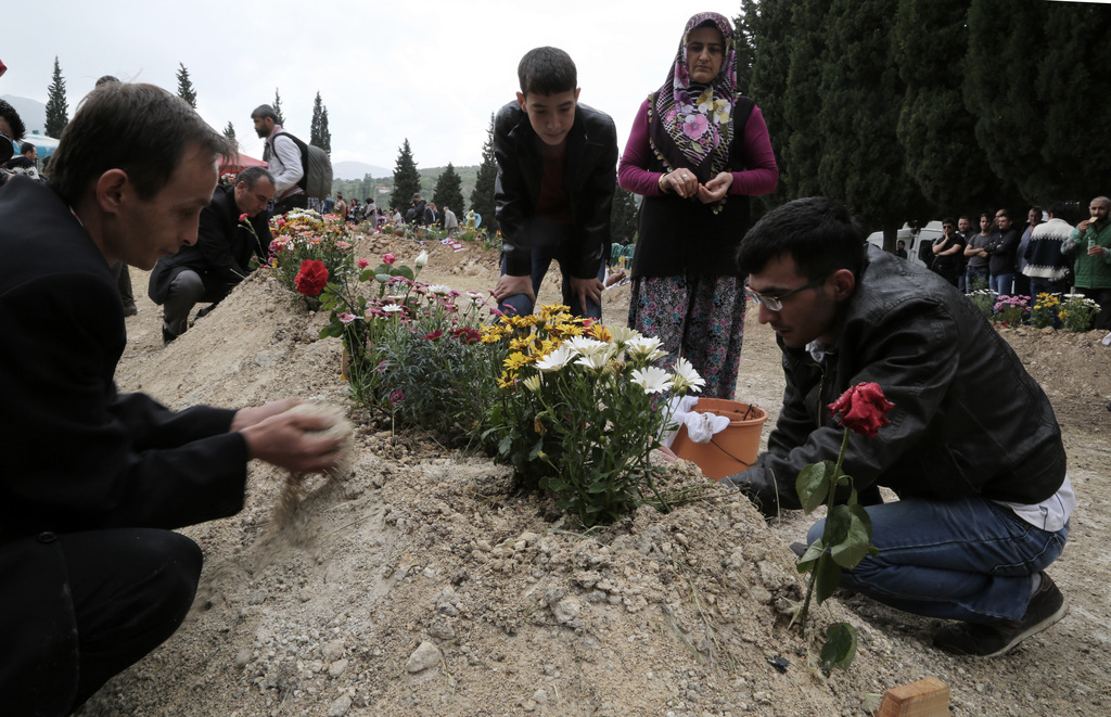 Recueillement sur la tombe de mineurs tués lors du drame minier de Soma (Turquie). Le bilan définitif est de 301 morts. 24 personnes ont été arrêtées ce dimanche.  