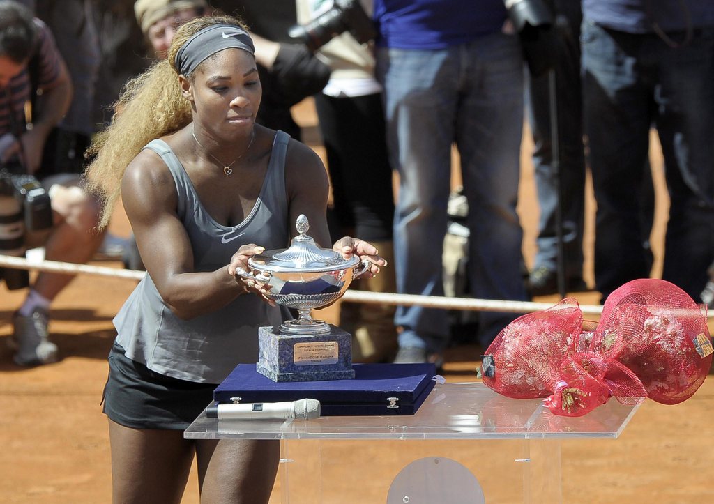 Serena Williams soulève son 60e trophée à Rome. Elle fait figure d'ultra-favorite à Roland-Garros.