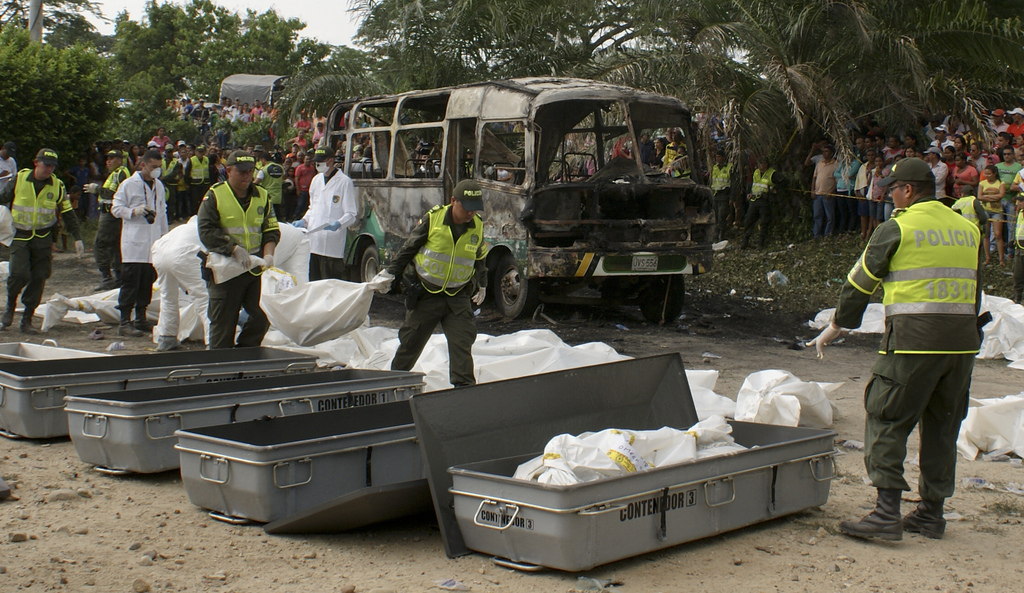 Les secours ont retiré les corps calcinés de la carcasse du bus avant de les acheminer à l'institut médical pour leur identification.