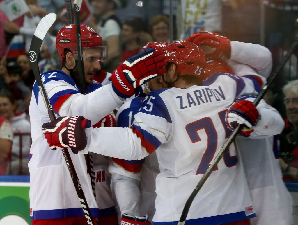 epa04222097 Artyom Anisimov (L) of Russia celebrates with his teammates a goal against Sweden during the Ice Hockey World Championship semi final match Russia vs Sweden at the Minsk Arena in Minsk, Belarus, 24 May 2014.  EPA/TATYANA ZENKOVICH