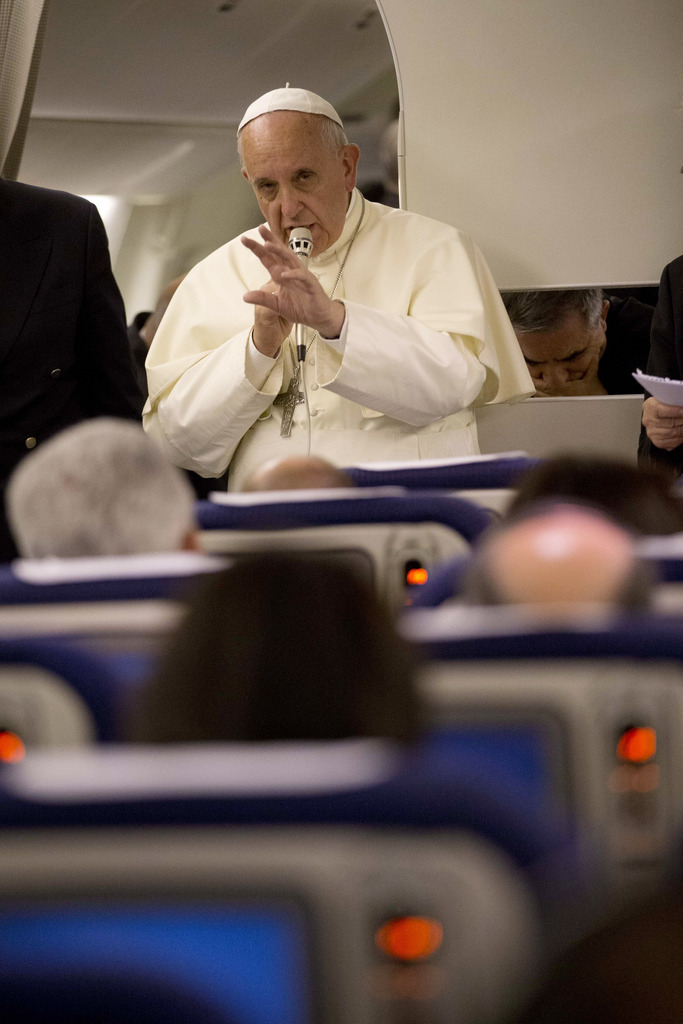 Le pape François a répondu aux journalistes de façon détendue.