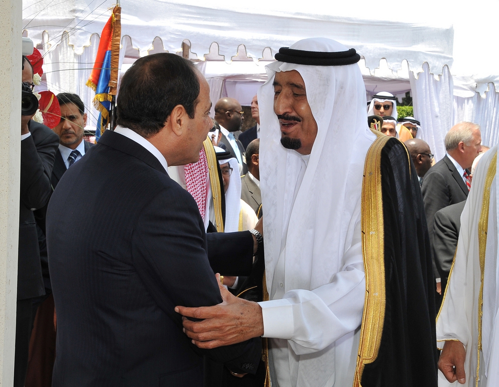 Abdel Fattah al-Sissi, serrant la main du roi d'Arabie saoudite Abdallah.