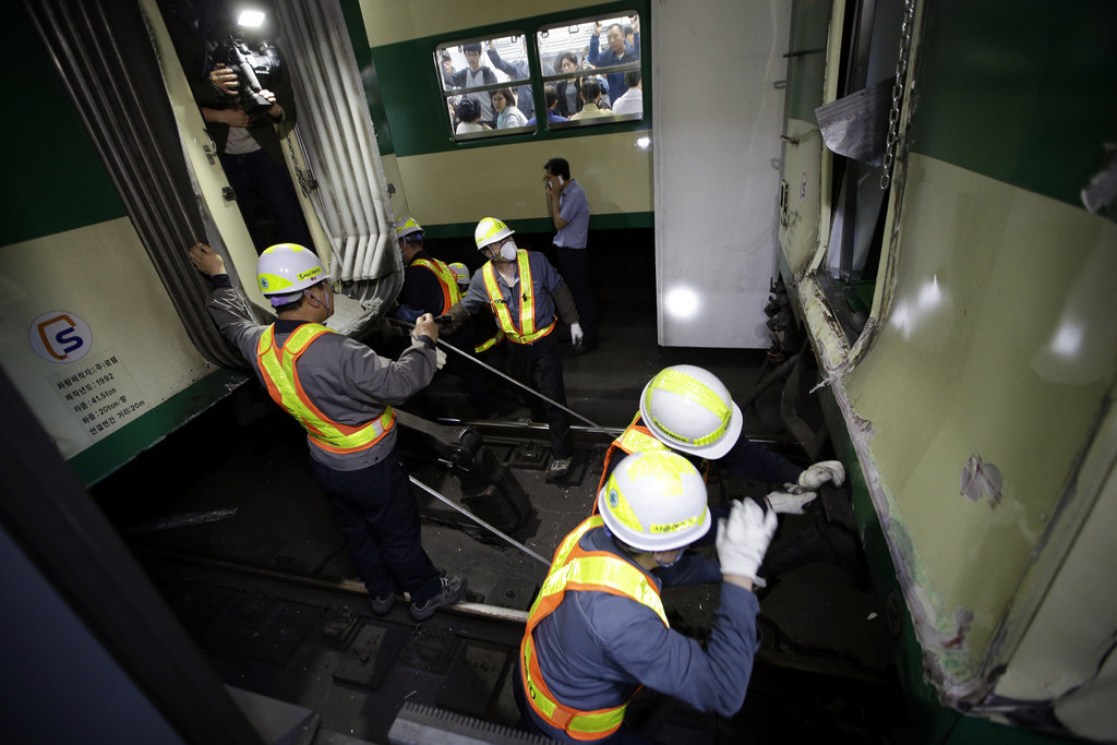 Deux cents voyageurs ont été légèrement blessés vendredi à Séoul dans la collision de deux rames de métro. 