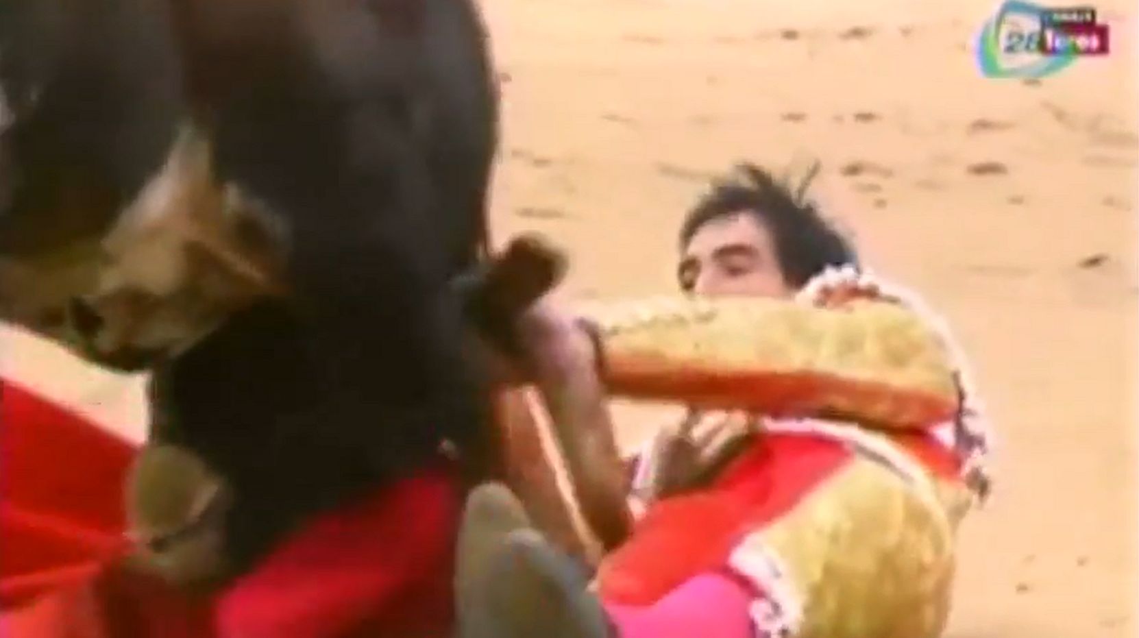 L'un des trois matadors a été grièvement blessé. Il a été littéralement embroché par la corne du taureau.
