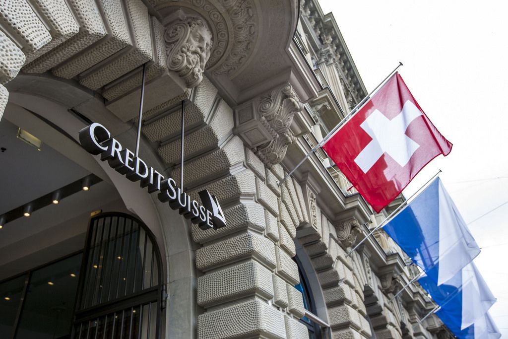 Das Logo der Schweizer Bank Credit Suisse, eine Schweizer Fahne und mehrere Zuercher Fahnen, aufgenommen am Hauptsitz am Paradeplatz, am Sonntag, 27. April 2014, in Zuerich. (KEYSTONE/Patrick B. Kraemer)