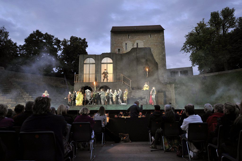 Une scene de "Rigoletto", lors de la repetition generale de l'Opera en trois actes de Francesco Maria Piave d'apres Le Roi s'amuse de Victor Hugo. Musique de Giuseppe Verdi, ce jeudi 30 juin 2011 dans les arenes romaines d'Avenches (VD), a l'ouverture de la 17eme edition du Festival d'opera d'Avenches. La premiere auras lieu le jeudi 2 juillet, Six autres soirees de "Rigoletto" sont prevues jusqu'au 16 juillet. (KEYSTONE/Martial Trezzini)..
