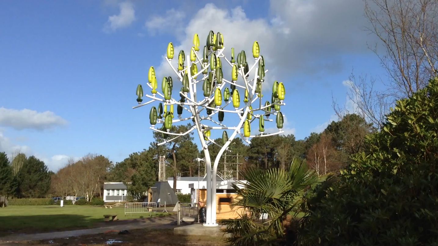 L'éolienne mesure environ 8 mètres de haut. Sa puissance nominale varie en fonction du nombre de "feuilles" qui l'équipent.