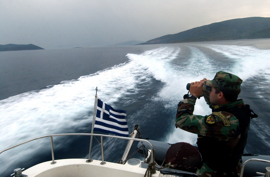 Deux personnes sont mortes et des dizaines d'autres sont portées disparues après le naufrage de deux embarcations de candidats à l'immigration dans la mer Egée, ont annoncé lundi les garde-côtes grecs.