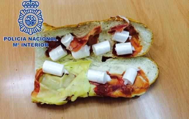 Huit boulettes de cocaïne étaient dissimulées dans le sandwich. Une planque astucieuse, mais pas suffisamment pour tromper la police.
