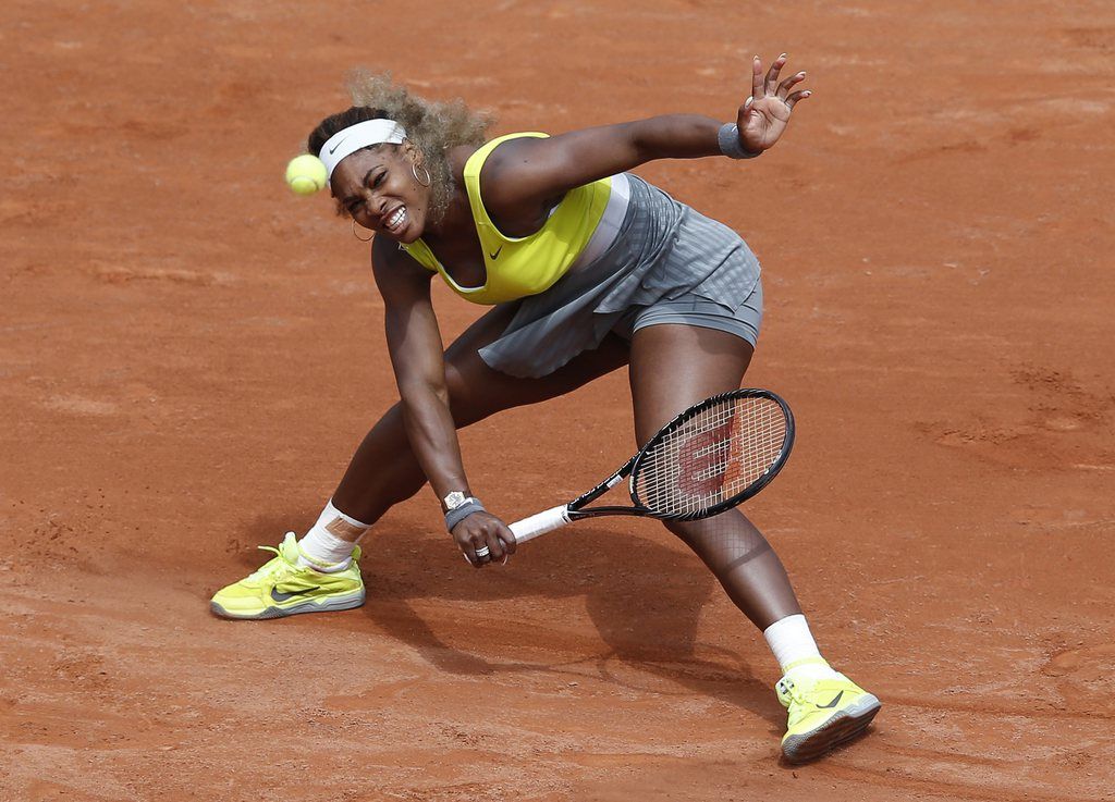 epa04229565 Serena Williams of USA returns to Garbine Muguruza of Spain during their second round match for the French Open tennis tournament at Roland Garros in Paris, France, 28 May 2014.  EPA/YOAN VALAT