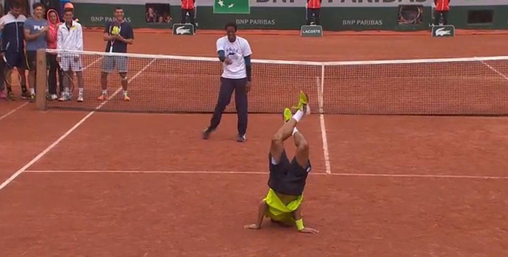 Les tennismen français Gaël Monfils et Laurent Lokoli ont improvisé un battle de danse sur l'un des courts de Roland Garros.