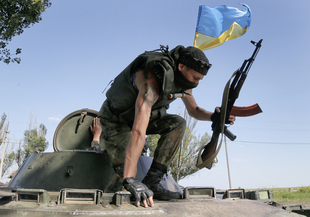 epa04193733 Ukrainian soldiers stand guard at a checkpoint not far from Slaviansk, Ukraine, 06 May 2014. Ukrainian opposition groups should take part in a planned new round of Ukraine crisis talks in Geneva, Russian Foreign Minister Sergei Lavrov said on 06 May 2014. Russia's demand to include Ukrainian separatists at a possible new round of talks in Geneva were rejected by Ukrainian Foreign Minister Andriy Deshchtysia.  EPA/ROMAN PILIPEY