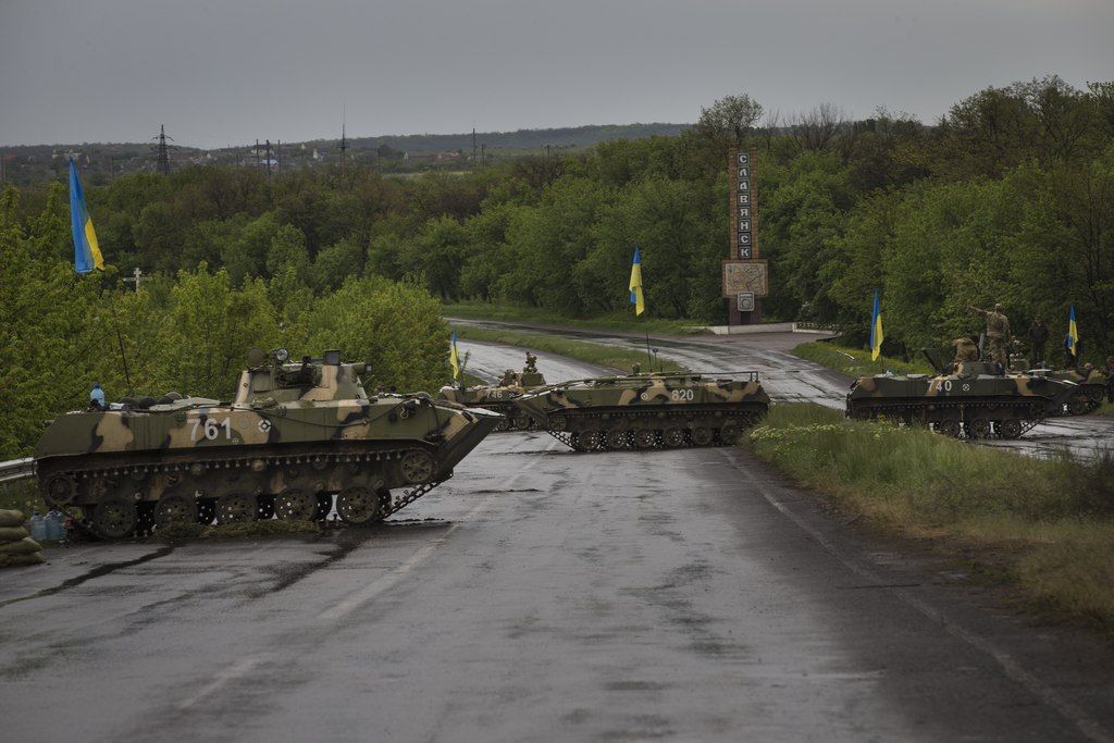 Des véhicules armés au sud de Slovyansk en Ukraine.