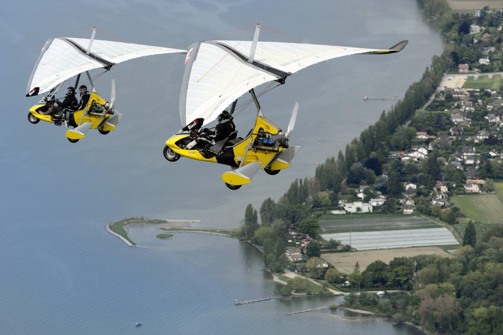 Deux ULM (ultralégers motorisés) pourraient à nouveau voler en Suisse. Ici, des ULM autorisés à voler au dessus du lac Léman pour faire des observations scientifiques.