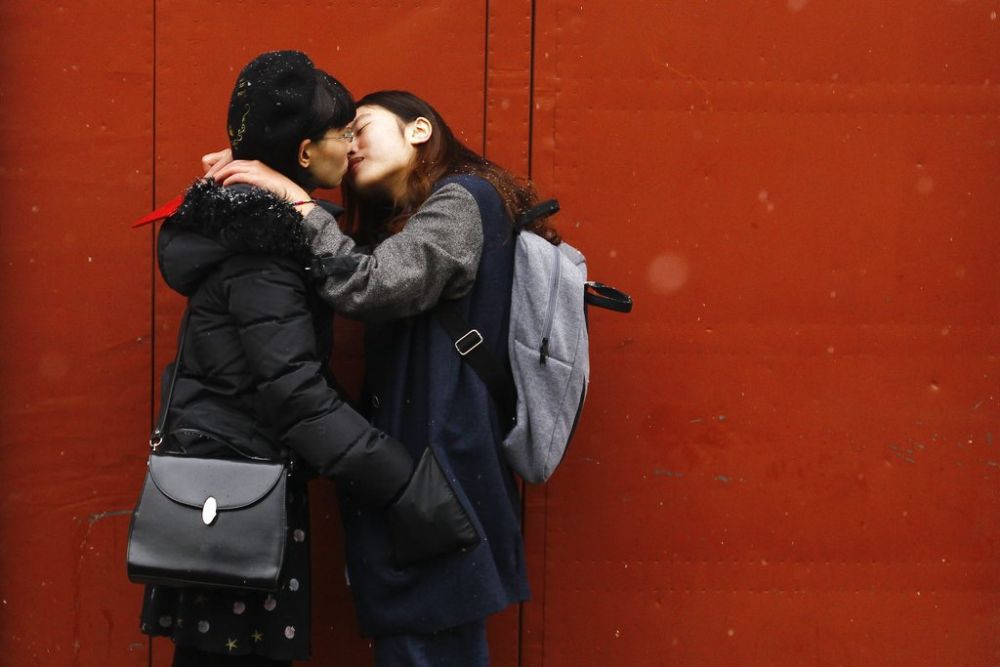 Les gays et lesbiennes chinois font l'objet d'une très forte pression familiale et sociale.