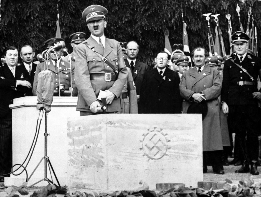 Le 20 juillet 1944, plusieurs officiers supérieurs de l'armée allemande tentent, en vain, d'assassiner Hitler. L'Allemagne leur rend hommage.