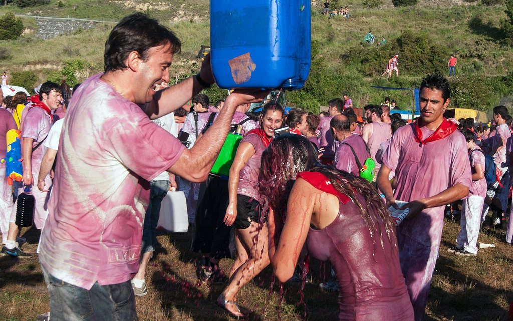 Chaque année, le dernier weekend de juin, les participants s'aspergent de vin rouge pour fêter la St-Pierre.