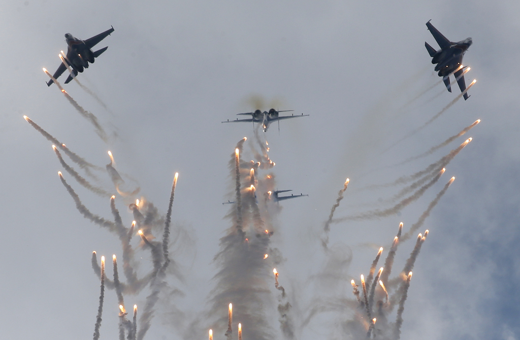 Il était initialement prévu qu'une escadrille des 'Russian Knights' et des avions de combat de type Su-27 participent aux festivités.