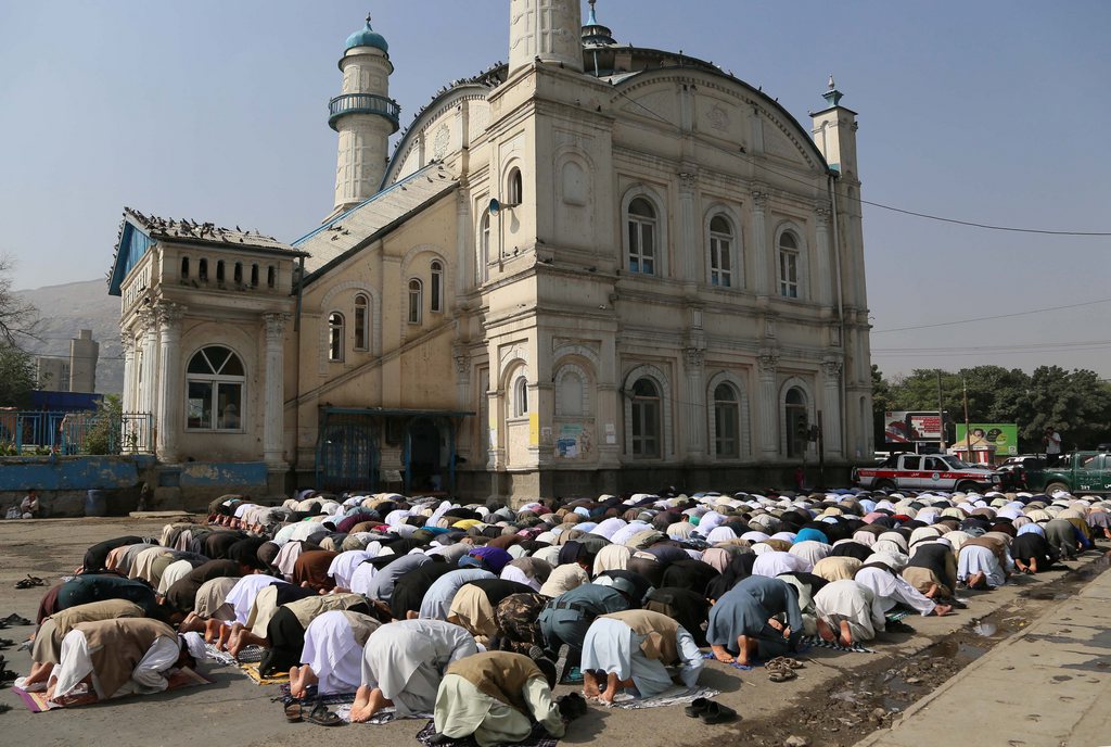 epa03816517 Afghans offer congregational prayers of Eid al-Fitr in Kabul, Afghanistan, 08 August 2013. Afghan Muslims began to celebrate the three day festival of  Eid al-Fitr, which marks the end of the holy fasting month of Ramadan.  EPA/S. SABAWOON