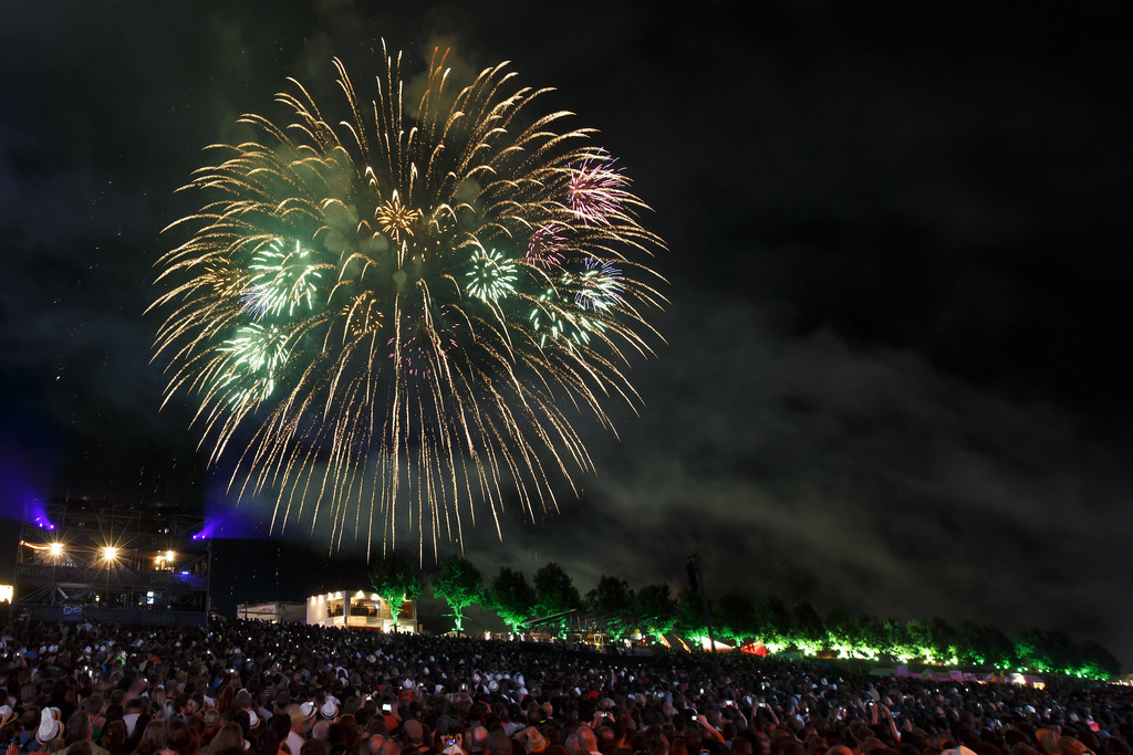 Fireworks illuminate the sky of Paleo in front of the main stage, during the 39th edition of the Paleo Festival in Nyon, Switzerland, Sunday, late July 27, 2014. The Paleo open-air music festival, the largest in the western part of Switzerland, with 230'000 spectators in six days, will run from 22 to 27 July 2014. (KEYSTONE/Salvatore Di Nolfi)