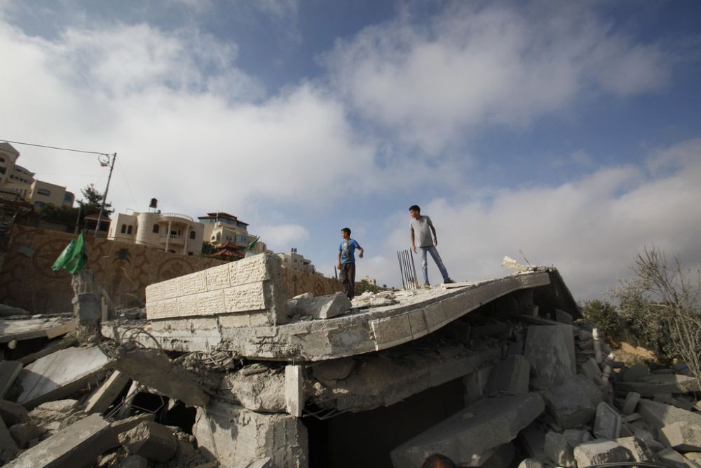 Des dizaines de Palestiniens ont manifesté après la destruction des maisons.