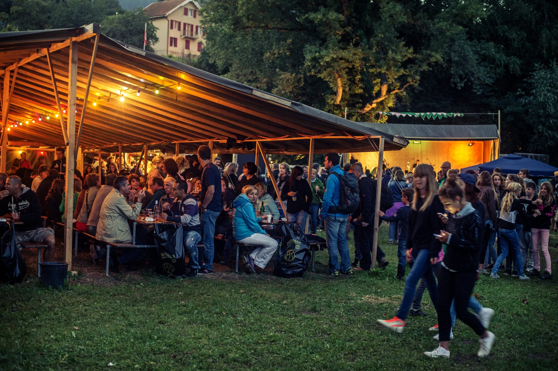 Un public de tous les âges dans une ambiance conviviale, juste au bord du lac.