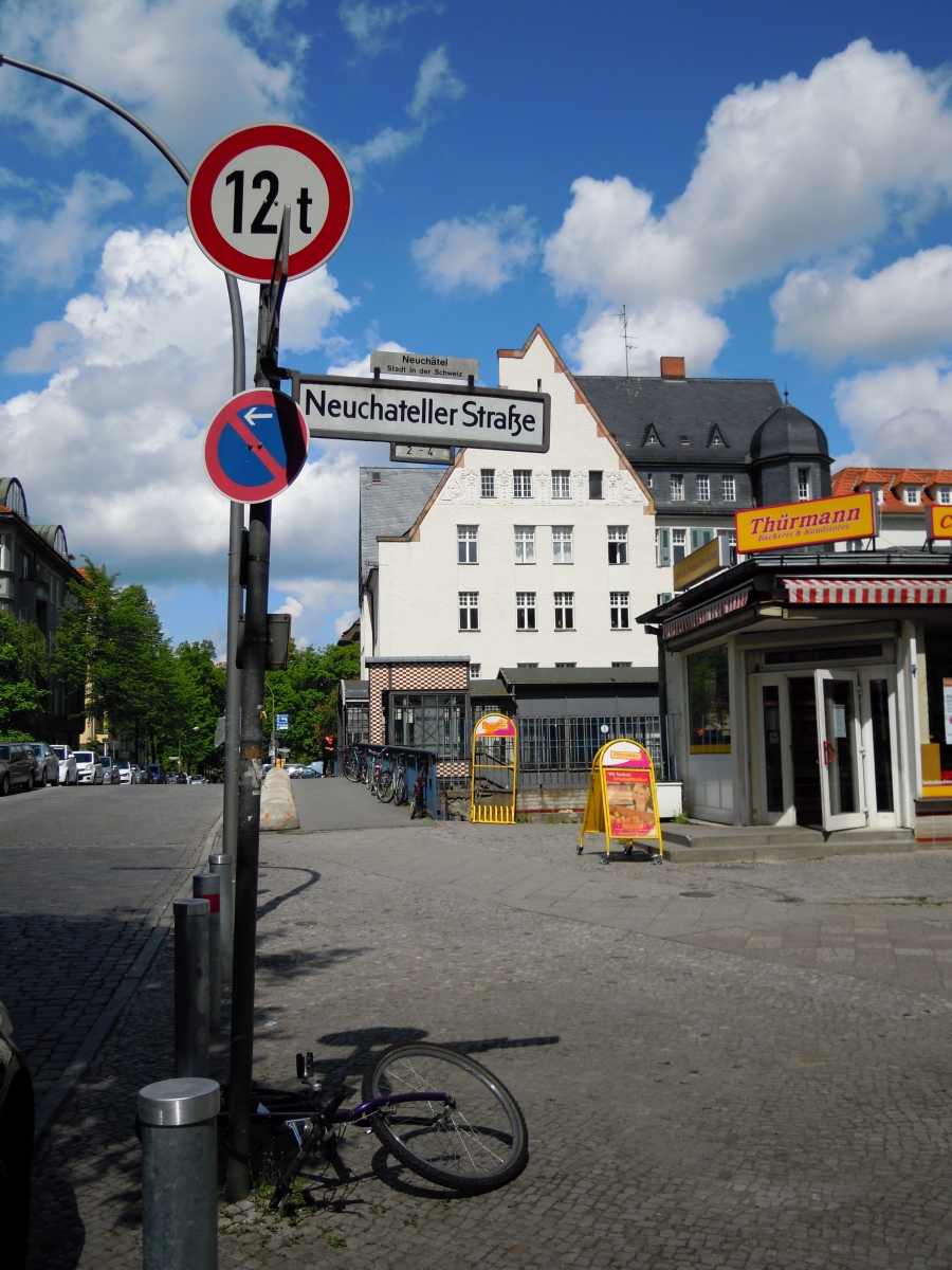 Dans le quartier de Dalem, à Berlin, se trouve une Neuchatellerstrasse, souvenir du passé commun entre le canton et les rois de Prusse à Berlin. 