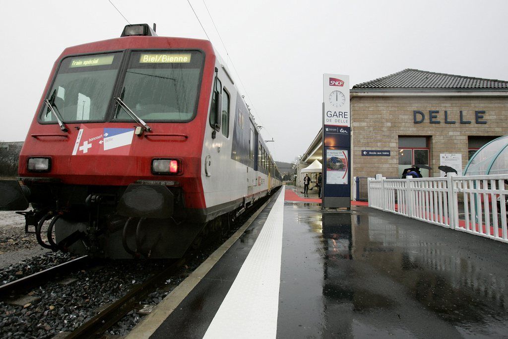 Der Zug, der die Ehrengaeste von Biel nach Delle gebracht hat, steht im Bahnhof von Delle, am Freitag, 8. Dezember 2006 in Delle, Frankreich. Die schweizerischen und franzoesischen Behoerden haben am Freitag die Wiedereroeffnung der Bahnlinie zwischen Boncourt JU und Delle (F) gefeiert. Die Wiedereroeffnung ist ein erster Schritt in Richtung Anschluss an die TGV-Linie Rhein-Rhone. (KEYSTONE/Peter Klaunzer)