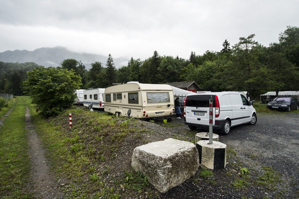 La Coopérative de la roue de la grand-route, l'organisation des Yéniches mise en cause pour sa gestion des subventions fédérales, "n'est pas représentative" de ce peuple. Ses dirigeants n'ont pas été élus par les gens du voyage, affirme en outre le Mouvement des voyageurs suisses (MVS).