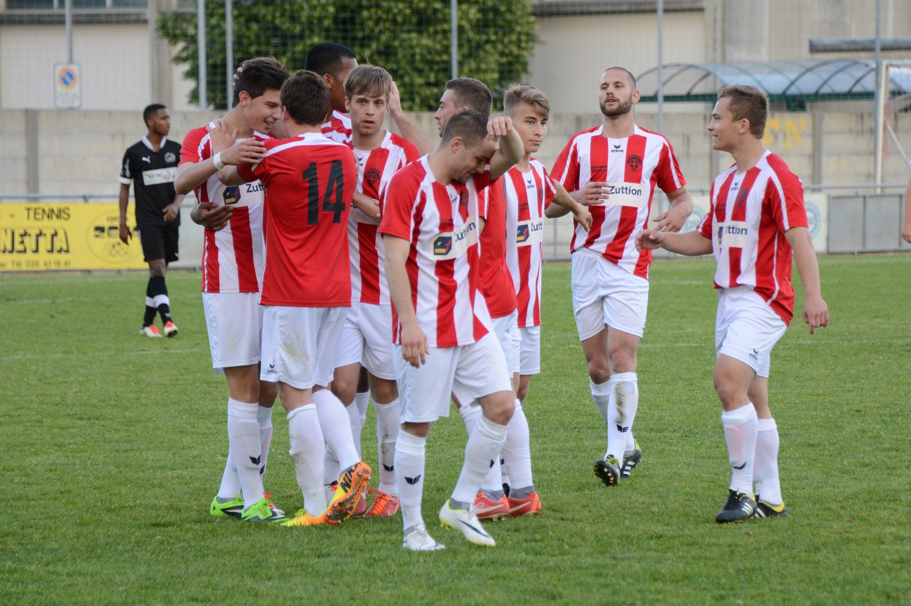 Les joueurs du FC Colombier se congratulent. À eux le derby face à Béroche. 