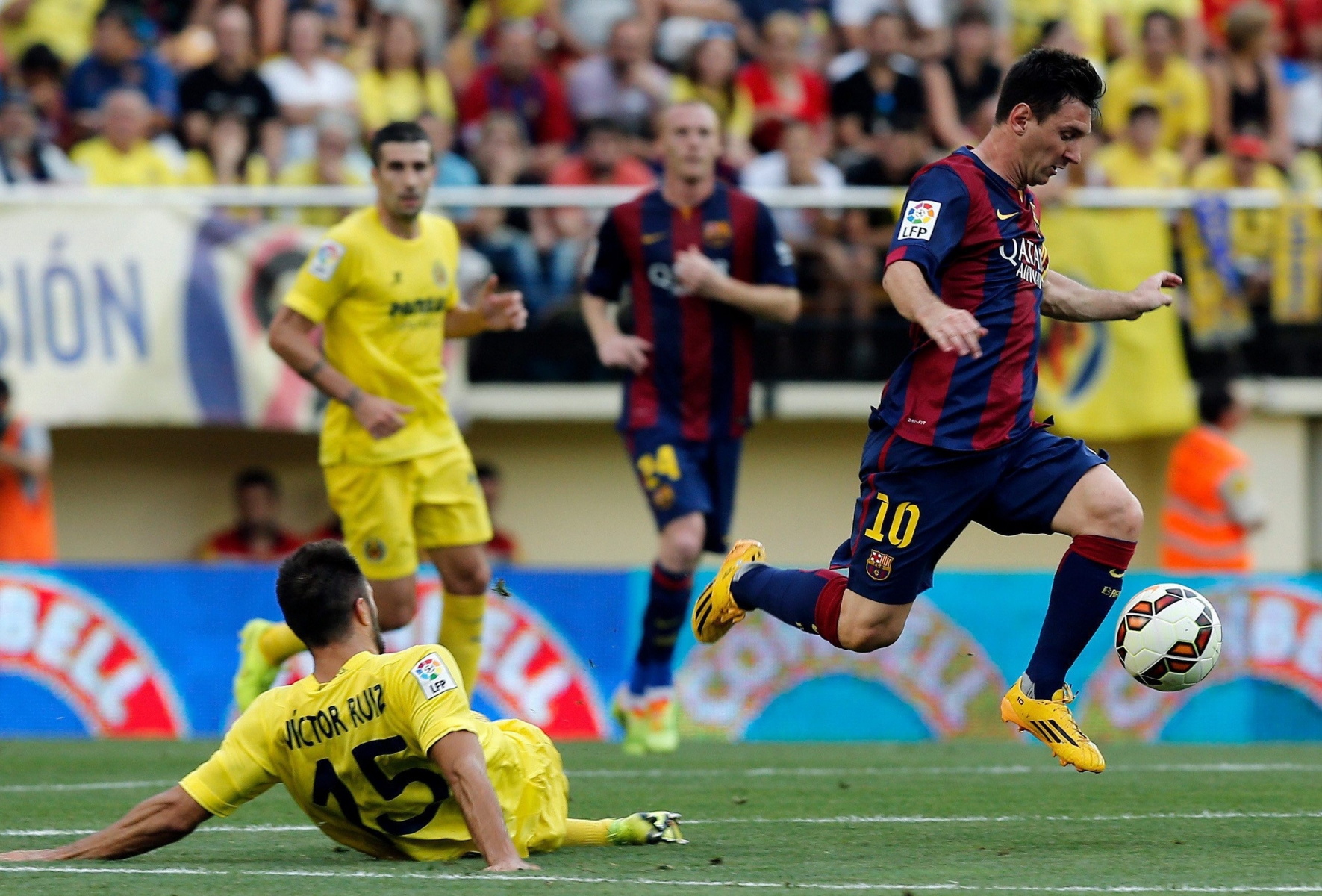 Lionel Messi échappe au défenseur... catalan de Villarreal Víctor Ruiz.
