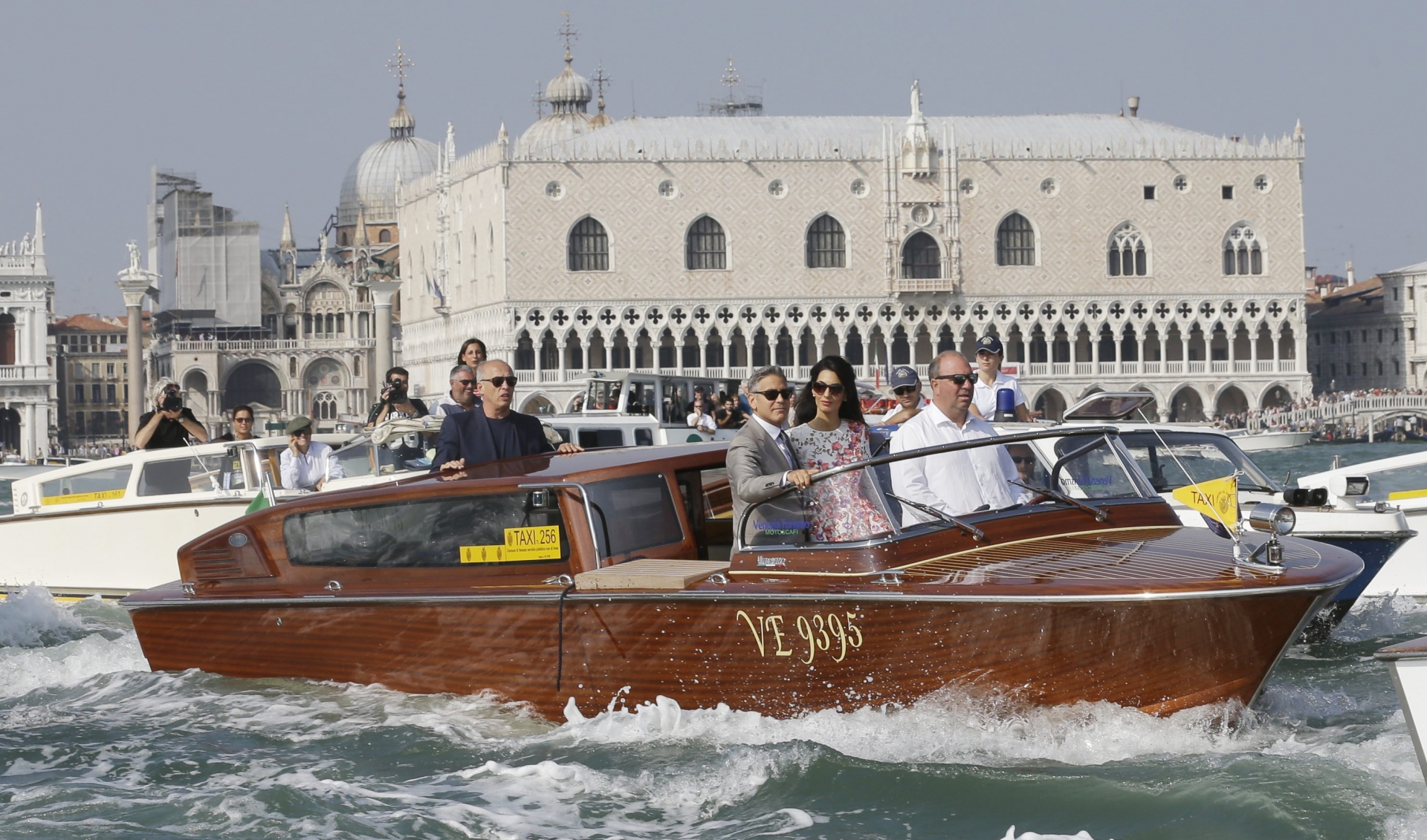 George Clooney est apparu aux anges quand il a traversé le Grand Canal avec sa dulcinée.