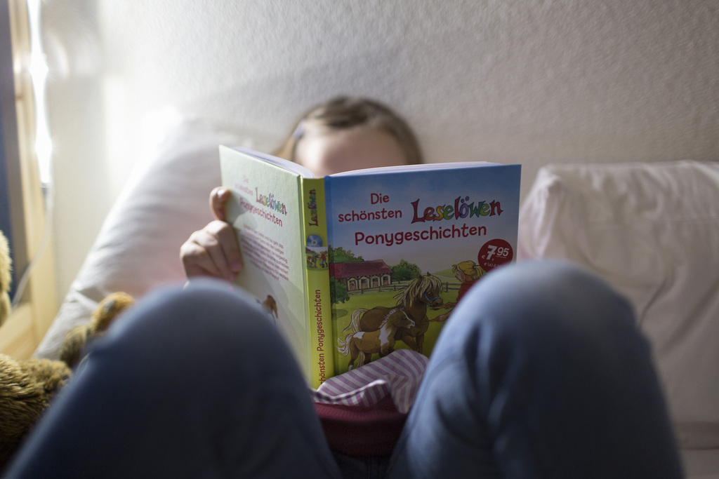 A child reads the book "Die schoensten Leseloewen Ponygeschichten" in bed, pictured on February 15, 2013. (KEYSTONE/Gaetan Bally)

Ein Kind liest das Buch "Die schoensten Leseloewen Ponygeschichten" im Bett, aufgenommen am 15. Februar 2013. (KEYSTONE/Gaetan Bally)