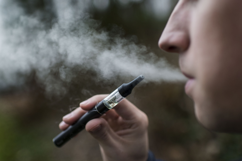 A man inhales from an e-cigarette in Zuerich, Switzerland, January 20, 2014. (KEYSTONE/Christian Beutler)

Ein Mann zieht an einer E-Zigarette am 20. Januar 2014 in Zuerich. (KEYSTONE/Christian Beutler)