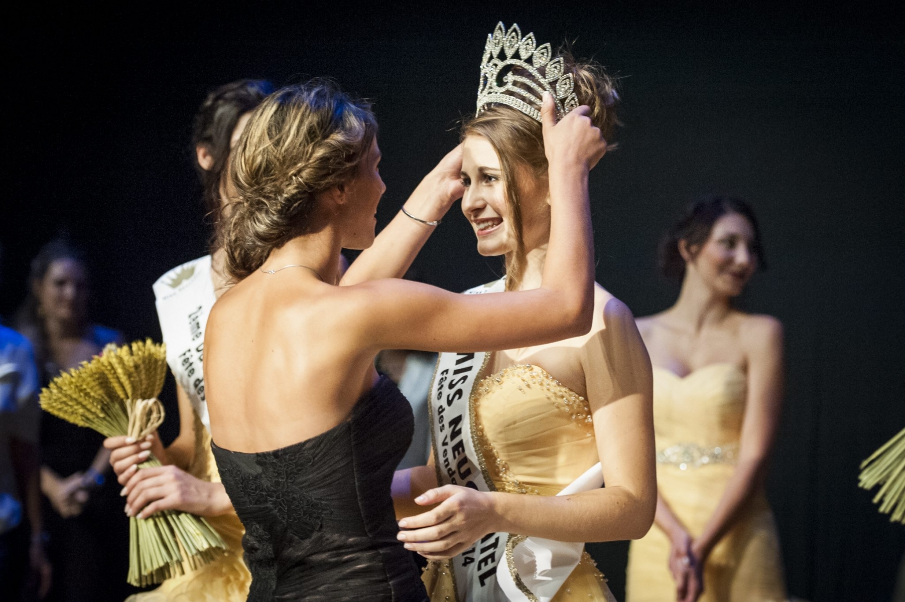 Gioya remet sa couronne de Miss Neuchâtel Fête des vendanges, à la gagnante de l'édition 2014, Noémie.