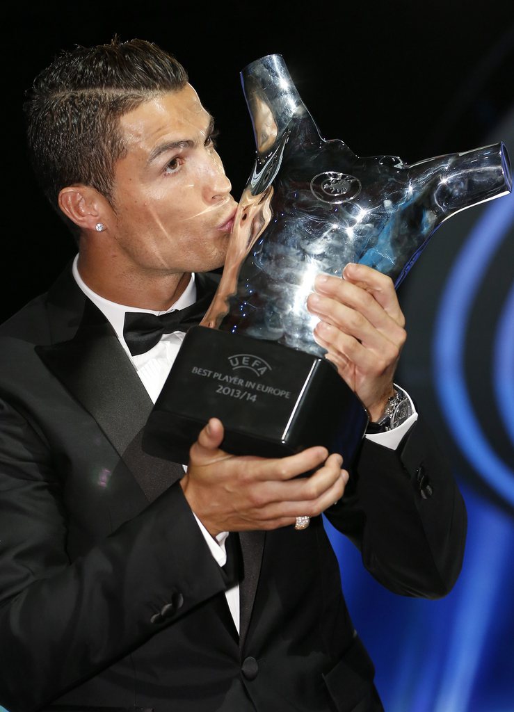 epa04372605 Portuguese player Cristiano Ronaldo of Real Madrid poses with his UEFA's Best Player in Europe 2013/2014 award at Grimaldi Forum, Monte Carlo, Monaco, 28 August 2014.  EPA/SEBASTIEN NOGIER