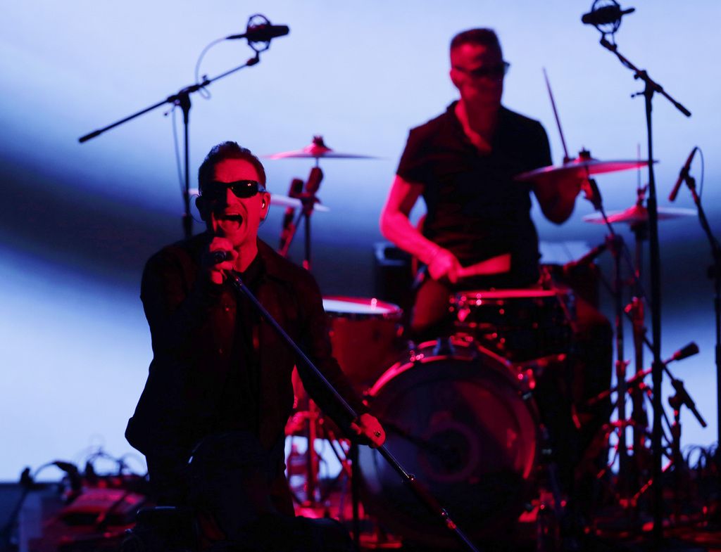 Bono, le chanteur et le leader du groupe, a créé la surprise avec cette annonce effectuée aux côtés du PDG d'Apple, Tim Cook, mardi soir.